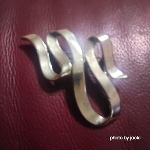 Silver tone ribbon pin / brooch